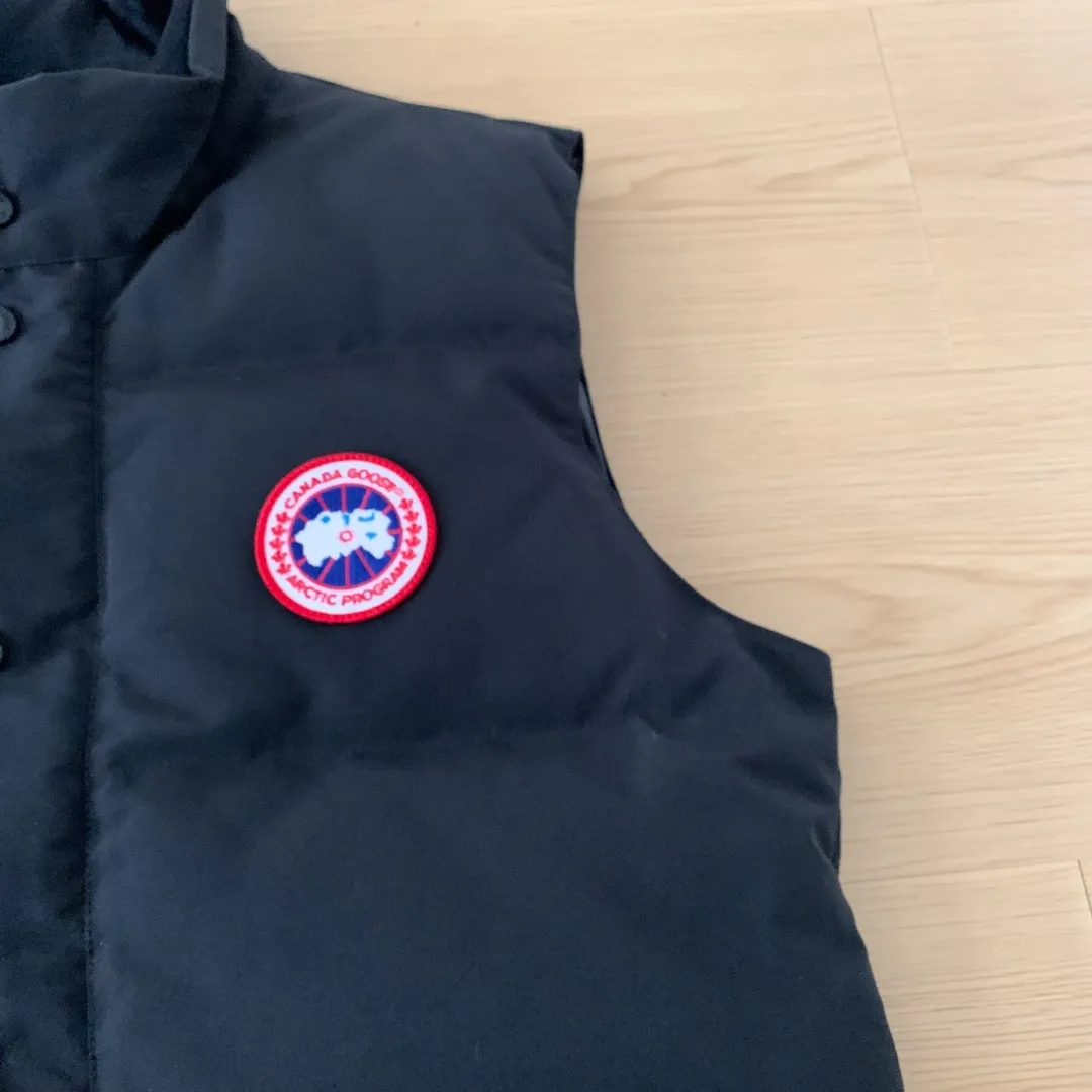Style number: Y 138 𝑪𝒂𝒏𝒂𝒅𝒂 𝑮𝒐𝒐𝒔𝒆Canada Goose counter level! Canadagoose/Canada Goose New Arrival "2078APPSeries" down vest for men and women Material list: 1⃣ Original custom-made double plain 9500-100% nylon nylon fabric 2⃣ Original YKK zipper, non-sub-factory product 3⃣ National standard 80% white duck down from Guangzhou Inspection, (zp uses 80% white duck down/any boasts of 90% are fake) Material analysis characteristics: 1⃣ Original factory/9500-100% nylon 100% nylon Lurex yarn is actually 100% nylon, which is rarely pure now. Most of them are mixed with cotton thread or polyester. Our top original version is developed in accordance with ZP and uses the same material. 2⃣ As we all know, the original version uses 80% white duck down. The fill power refers to the cubic inches of volume occupied by each ounce (30 grams) of down under certain conditions. If the space occupied by one ounce of down is cubic inches, the fill power of the down is called . So we can simply understand it as: fill power is the volume of down, and the volume of down is fill power. The higher the fill power of down, it means that under the same filling amount, down can fix a larger volume of air layer to keep warm and insulate, so the warmth retention of down is better. Size:XS-2XL Color: Navy Blue Beige Gray Black Label Gray Red Label Black Red Label Black Black Label Red Blue Pink